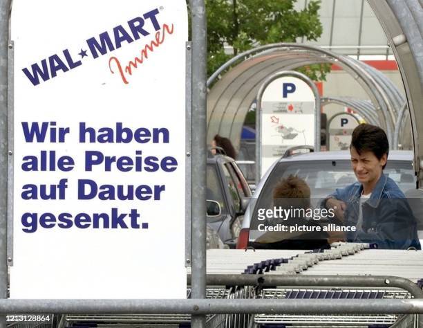 Vor einer Filiale der Supermarktkette Wal-Mart in Dortmund steht am 8.9.2000 ein Werbeschild mit der Aufschrift "Wir haben alle Preise auf Dauer...