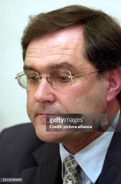 Der Leiter der hessischen Staatskanzlei Franz Josef Jung gibt am 7.9.2000 auf einer Pressekonferenz in Wiesbaden seinen Rücktritt bekannt. Die...