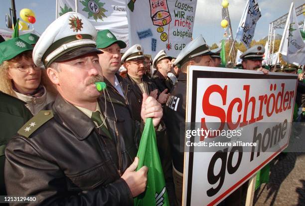 Mit Trillerpfeifen und Transparenten protestieren nordrhein-westfälische Polizeibeamte am vor dem Brandenburger Tor in Berlin gegen das geplante...