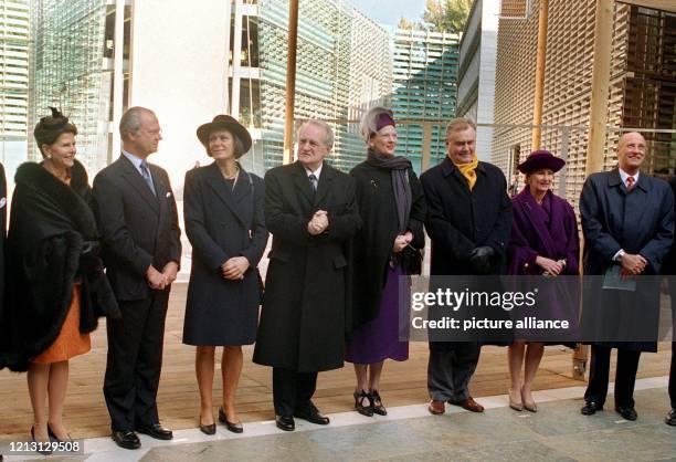 Zu einem Familienfoto stellen sich am vor dem nordischen Botschaftskomplex in Berlin Königin Silvia und König Carl Gustaf von Schweden,...