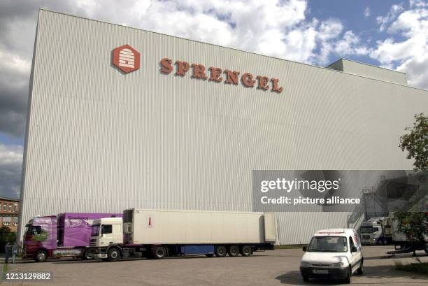 Ein Fahrzeug verlässt am 4.9.2000 das Gelände der Schokoladenfabrik Sprengel in Hannover. Für die traditionsreiche Schokoladenfabrik Sprengel in...