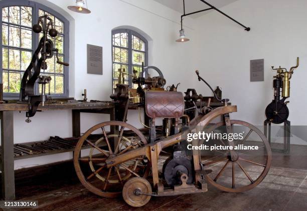 Im Gartenhaus von Gottlieb Daimler in Stuttgart-Bad Cannstatt ist am 2.3.2000 eine originalgetreue Nachbildung des "Reitwagens" von 1885, das erste...