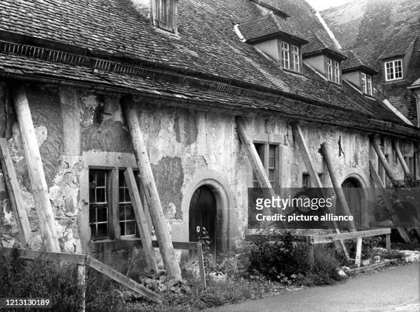 Mit Holzbalken gestützt wird die Außenwand der aus der ersten Hälfte des 17. Jahrhunderts stammenden Kelter in Leonberg, aufgenommen am 11. Oktober...
