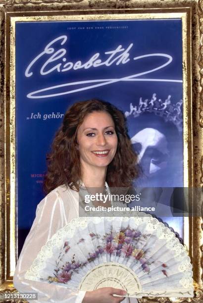 Pia Douwes, Hauptdarstellerin im Musical "Elisabeth", lächelt am 31.8.2000 im Essener Colosseum in die Kameras. Das erfolgreiche deutsche Musical...