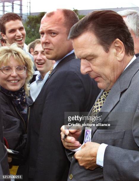 Gerhard Schröder ist bei einigen Dingen ganz unkonventionell.\fs12\ \fs16\Auf einem Zehn-Mark-Schein unterschreibt Bundeskanzler Gerhard Schröder am...