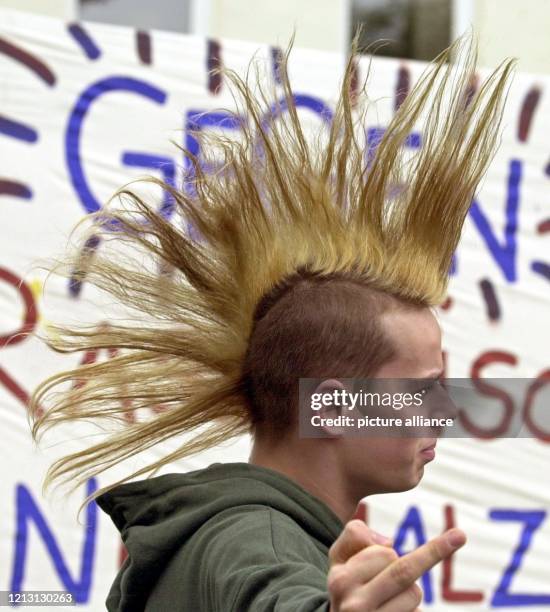 Ein Teilnehmer der Protestmarsches des "Bündnis gegen Rechts" macht am 2.9.2000 in Neumünster eine obszöne Geste in Richtung des Fotografen. Ein...