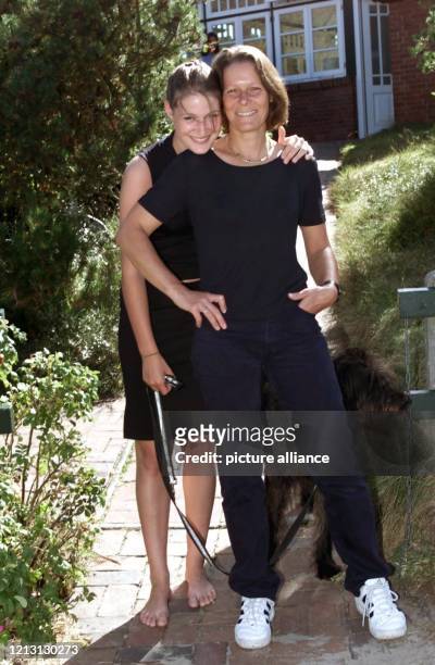 Die Tochter des Bundespräsidenten Johannes Rau, Anna Rau, legt am 31.8.2000 auf der Nordseeinsel Spiekeroog ihren Arm um ihre Mutter Christina, neben...