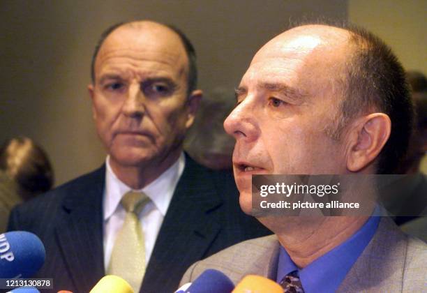 Bundesarbeitsminister Walter Riester und der Vorsitzende der IG Metall, Klaus Zwickel, geben am nach Gesprächen in München die Pläne für ein...