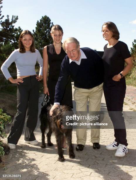 Bundespräsident Johannes Rau geht am 31.8.2000 mit seiner Ehefrau Christina , seinen Töchtern Laura und Anna sowie dem Riesenschnauzer- Mischling...