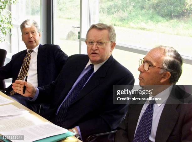 Die so genannten EU-Weisen, der deutsche Völkerrechtler Jochen Frowein, der frühere finnische Präsident Martti Ahtisaari und der ehemalige spanische...
