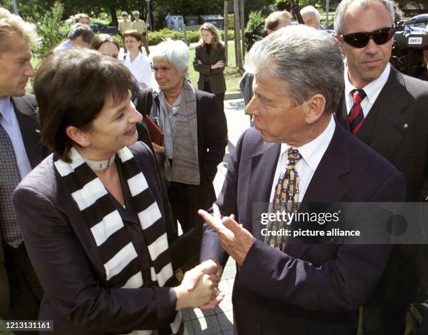 Der deutsche Völkerrechtler und sogenannte EU-Weise Jochen Frowein begrüßt am 29.8.2000 im Heidelberger Max-Planck-Institut für ausländisches...