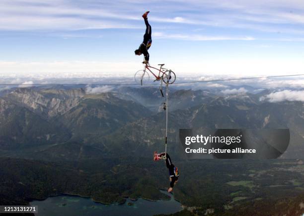 Die Hochseilartisten und Geschwister Johann und Tamara Traber führen am auf der Zugspitze über Garmisch-Partenkirchen einen spektakul�ären Hochseilakt...