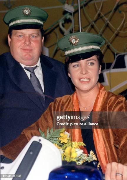 Die Schauspieler Ottfried Fischer und Katerina Jacob posieren am 9.10.1999 beim "Ball der Polizei" in München mit Polizei-Mützen auf ihrem Kopf. Die...