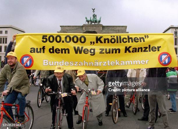 Auf Fahrrädern fahren Zahnärzte am 6.10.1999 unter einem Transparent mit der Aufschrift "500000 Knöllchen auf dem Weg zum Kanzler" hindurch, das vor...