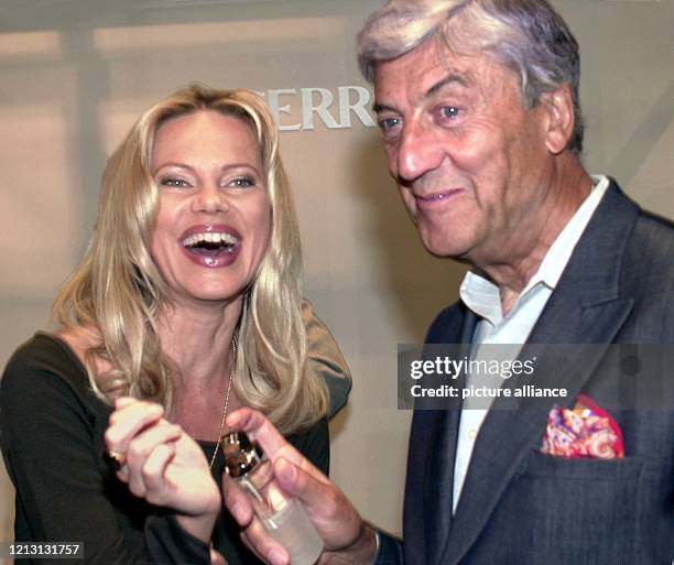 Lachend lässt sich Moderatorin Nina Ruge von Modemacher Nino Cerruti am 24.8.2000 in Berlin ein neues Parfum auf das Handgelenk sprühen. Seinen...