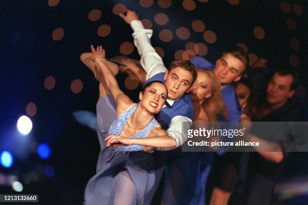 Eisläufer der Revue "Holiday on Ice", vorneweg die junge Französin Florentine Houdiniere, gleiten aneinandergereiht am Abend des 6.1.2000 bei der...