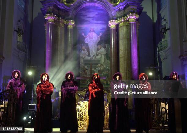 In Mönchskutten stehen am 3.4.2000 Sänger der Gruppe "Gregorians" im Altarraum der Hamburger Hauptkirche St. Michaelis. Mit dem Auftritt des Chores...