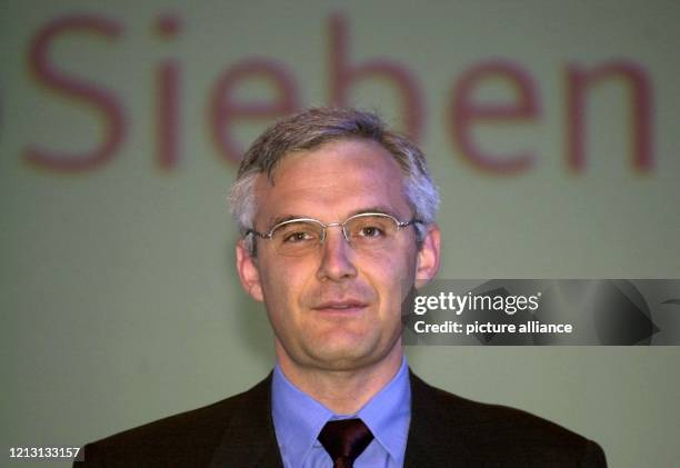 Der neue ProSieben-Chef Urs Rohner sitzt am 30.5.2000 in München vor der Hauptversammlung unter dem Schriftzug des Unternehmens. ProSieben drängt...