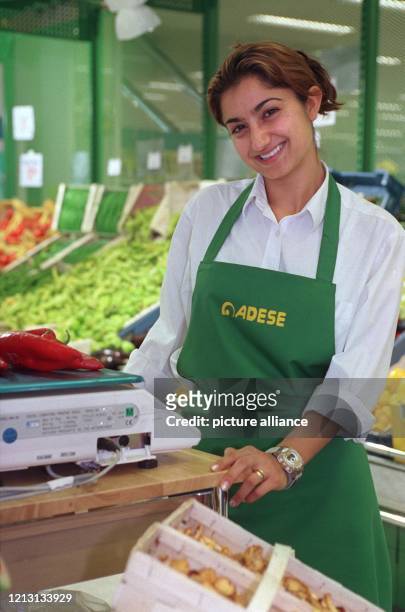 Eine junge Verkäuferin wartet am 15.8.2000 im türkischen Supermarkt "Adese" in Berlin-Kreuzberg in der Obst- und Gemüseabteilung auf Kunden. Von...