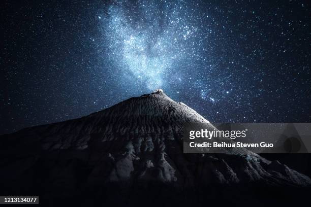 milky way above a mountain in petrified forest national park - petrified wood stock-fotos und bilder