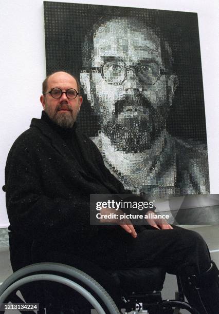 Der amerikanische Künstler Chuck Close am 9.4.1994 vor seinem letzten Selbstporträt in Baden-Baden. Erstmals in Deutschland stellte die Staatliche...