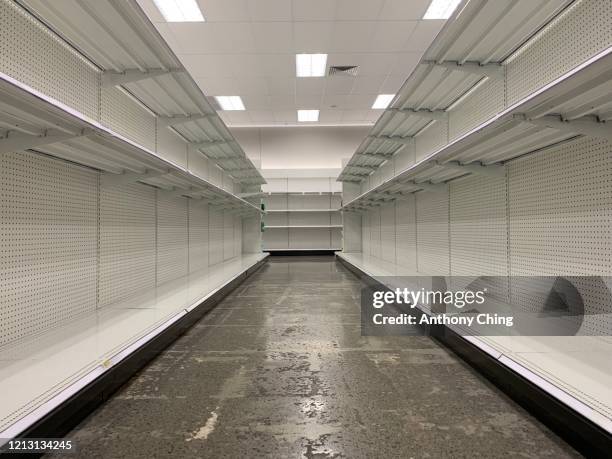 empty shelves - empty supermarket shelves photos et images de collection