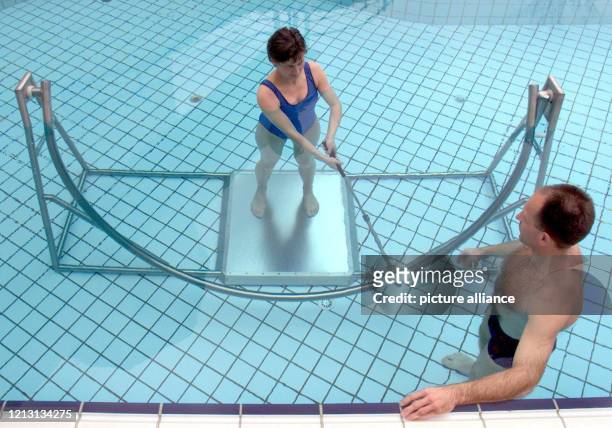 Mit einem Aqua-Golftrainer macht Susanne Kraus am 10.5.2000 unter Anleitung des Erfinders und Physiotherapeuten Robert Kraus in einem Schwimmbad im...
