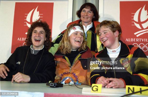 Die deutschen Eisschnellläuferinnen Heike Warnicke , Gunda Niemann und Claudia Pechstein in ausgelassener Stimmung am bei den Olympischen Spielen in...
