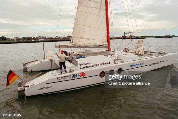 Zu seiner Non-Stop-Weltumsegelung verlässt Gerd Engel aus Kiel am 6.10.1999 am Ruder seines Hochsee-Katamarans "Sposmoker II" den Jachthafen von...