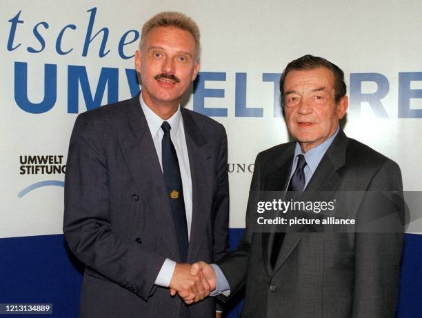 Der Bonner Bionik-Professor Dr. Wilhelm Barthlott und der Wattenscheider Textilunternehmer Klaus Steilmann stellen sich am 6.10.1999 in Berlin zu...