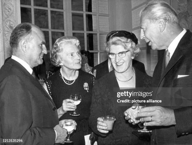 Auf dem Empfang, den Bundeskanzler Kiesinger zum Abschluss der 7. Generalversammlung der Europäischen Frauen-Union am 9.9.1967 in Schloss Schleißheim...