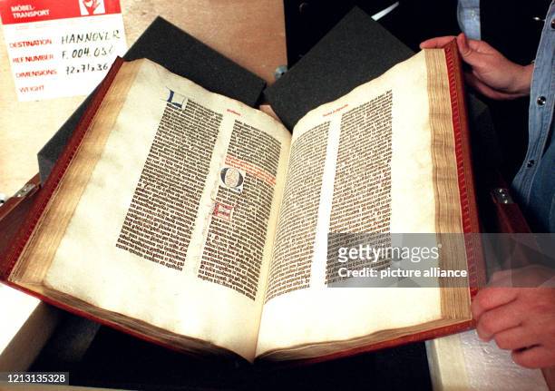 Die Gutenberg-Bibel wird am 29.5.2000 im Gutenberg-Museum in Mainz für den Transport nach Hannover verpackt. Die wertvolle Bibel wird auf der am...