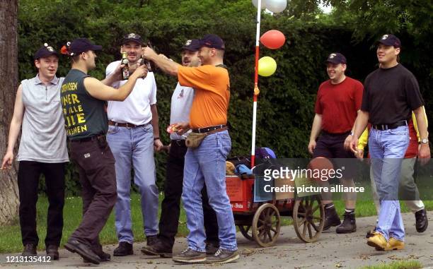 Am Vatertag stossen diese Männer am 1.6.2000 in Villingen-Schwenningen am Vatertag mit Bierflaschen an. Sie sind mit einem Leiterwagen zu...