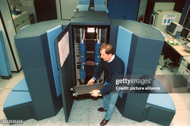 Ein Mitarbeiter des Offenbacher Wetterdienstes arbeitet an dem Superrechner Cray Y - MP 4/432, aufgenommen im Dezember 1990.
