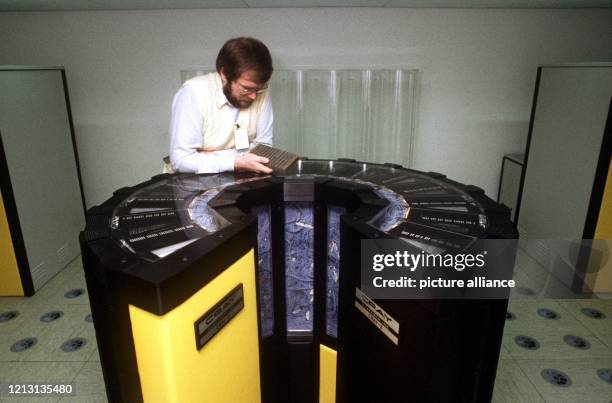 Blick auf den Superrechner Cray 2 im Rechenzentrum der Universität Stuttgart, aufgenommen am 1. Februar 1987.