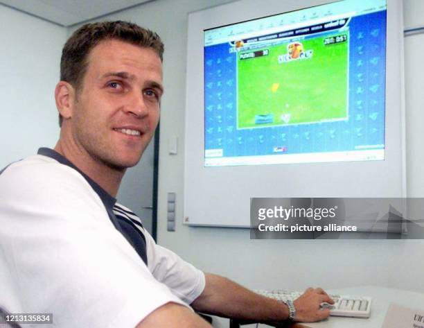 Der Kapitän der deutschen Fußball-Nationalmannschaft, Oliver Bierhoff, sitzt am 25.5.2000 in München vor dem neuen Computerspiel "Kick Out Polio"....