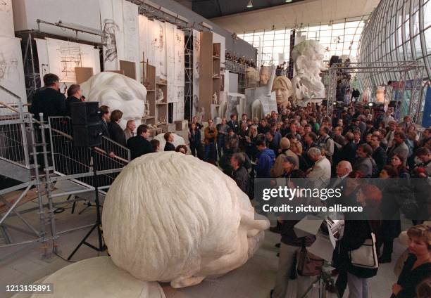 Medienvertreter verfolgen am 24.5.2000 im deutschen Pavillon auf dem Expo-Gelände in Hannover die Pressekonferenz zur Weltausstellung. Erstmals...