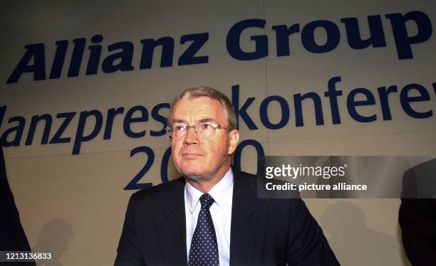 Der Vorstandschef des Allianz-Konzerns , Henning Schulte- Noelle, sitzt am 19.5.2000 bei einer Pressekonferenz zur Bekanntgabe der Jahresbilanz 1999...