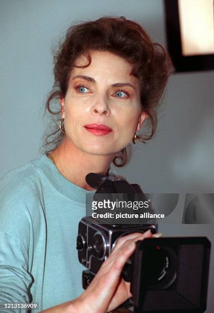 Gudrun Landgrebe als Fotografin im ZDF-Film "Ein unvergessliches Wochenende in Sevilla", aufgenommen am 8.3.1994 in Berlin. Gudrun Landgrebe wollte...