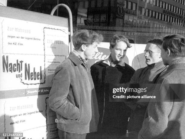 Eine Gruppe Jugendliche diskutiert vor der Vorführung über die Vorfälle der letzten Tage. Hunderte junger Berliner drängten am 10. Januar 1960 in das...