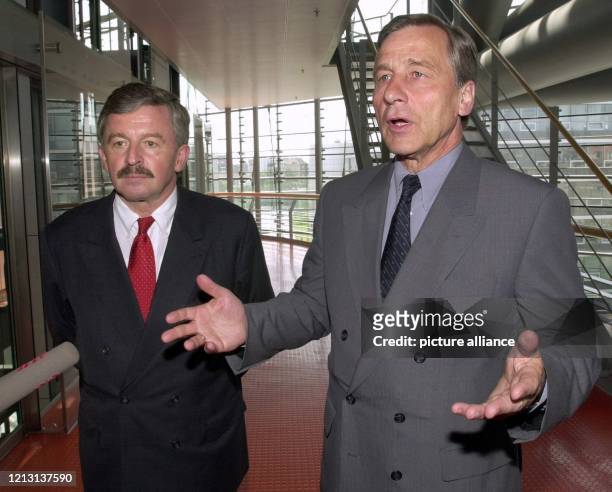 Der nordrhein-westfälische Ministerpräsident Wolfgang Clement äußert sich am 17.5.2000 in der Düsseldorfer Staatskanzlei im Beisein von...