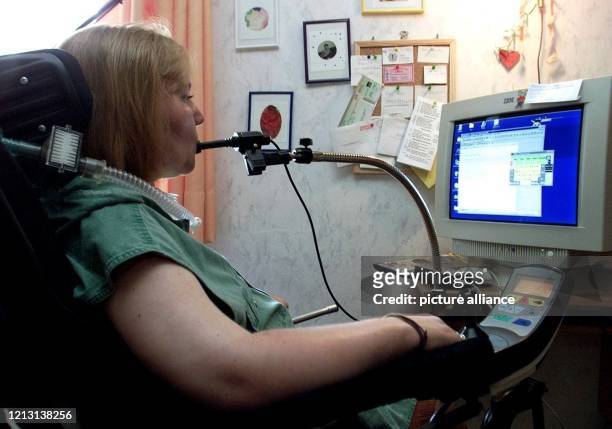 Annegret Rath sitzt am 15.8.2000 in ihrem Zimmer in Tostedt vor dem Computer und schreibt Texte. Die 35-jährige Autorin ist vom Hals abwärts gelähmt...