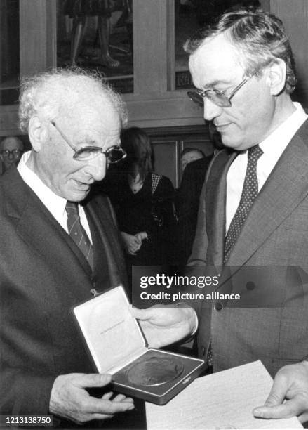 Der deutsch-amerikanische Soziologe und Philosoph Leo Löwenthal wird am 22. März 1982 vom hessischen Kultusminister Hans Krollmann mit der...