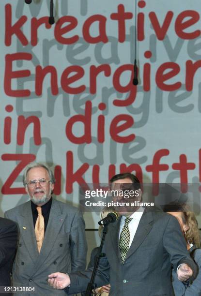 Bundeskanzler Gerhard Schröder spricht am Samstag auf der Plaza-Bühne der Weltausstellung in Hannover zu den Besuchern. Zum Expo-Ehrentag der...