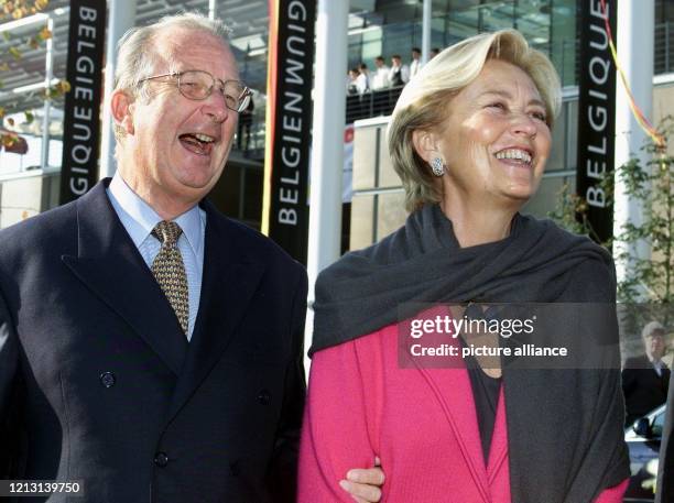 König Albert II. Von Belgien und seine Frau, Königin Paola, stehen am 4.10.2000 auf der Weltausstellung Expo 2000 in Hannover sichtlich gut gelaunt...