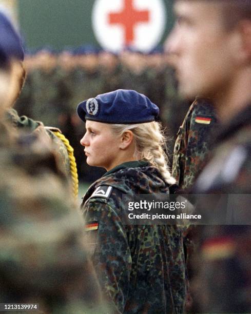 Eine Soldatin mit blondem Pferdeschwanz legt am 27.9.2000 zusammen mit weiteren 309 Rekruten im ostfriesichen Leer ihr Gelöbnis ab. An der...