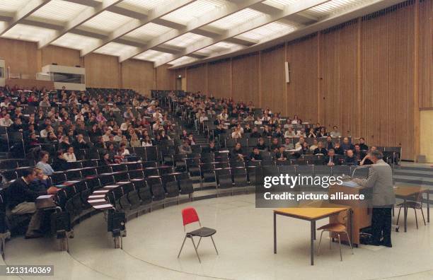 Waren vor einigen Jahren die Hörsäale an deutschen Universitäten noch bis in die letzte Reihe gefüllt, zeichnet sich, wie hier in Freiburg am , ein...