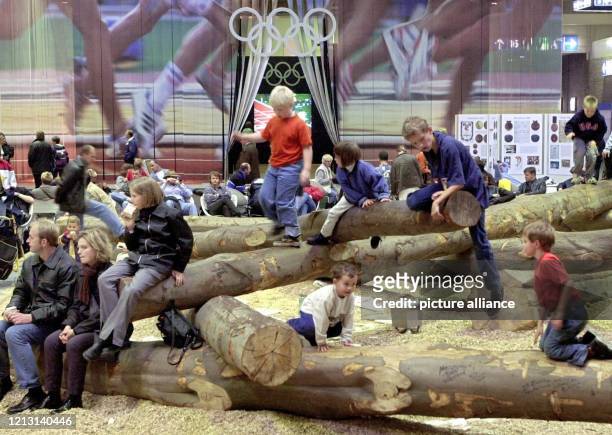 Auf der Weltausstellung in Hannover bieten nahe dem Pavillon des Internationalen Olympischen Komitees in Halle 17 auch am viele Baumstämme ein...