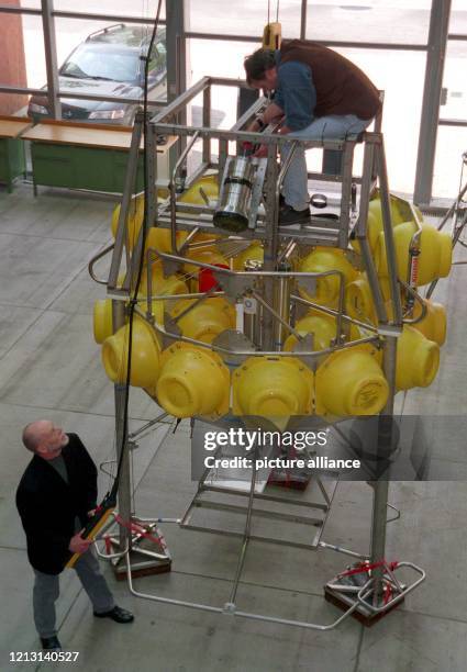 Die Mitarbeiter Wolfgang Queisser und Axel Cremer bereiten am 25.5.1999 in der Halle des Geomar Forschungszentrums für marine Geowissenschaften in...