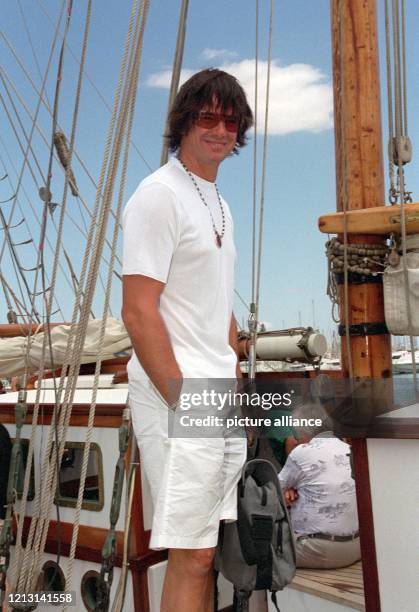 Alex Jolig, Star aus der umstrittenen Fernsehshow "Big Brother", steht am 4.8.2000 im Hafen des spanischen Palma de Mallorca vor einer Segeljacht....